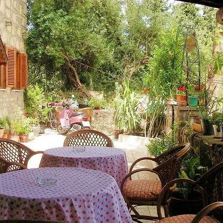 Yuekser Πανσιόν